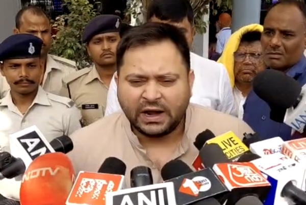 अस्पताल में इलाज के दौरान नाबालिग दलित बलात्कार पीड़िता की मौत पर मीडिया से बात करते हुए नेता प्रतिपक्ष तेजस्वी यादव।