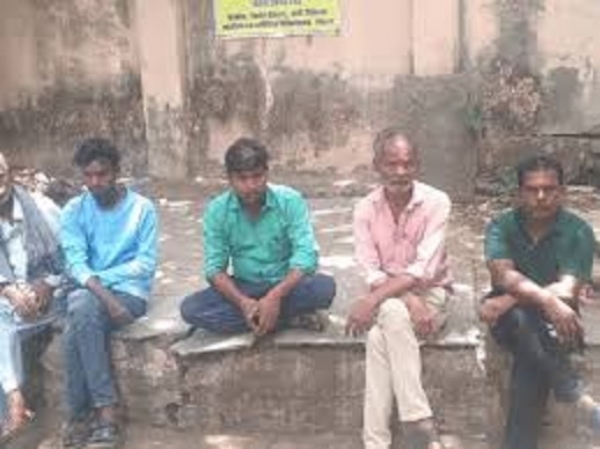 पाेस्टमार्टम कक्ष के बाहर छात्रा के परिजन