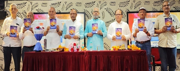 गुरुग्राम में सुरुचि परिवार के तत्वावधान में डॉ. विजय नागपाल के प्रथम काव्य संग्रह नाविक की बेटियां का विमोचन करते साहित्यकार।