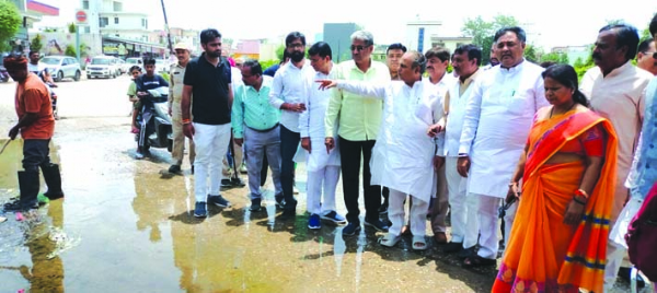 निरीक्षण करते हुए उपाध्यक्ष आपदा प्रबंधन