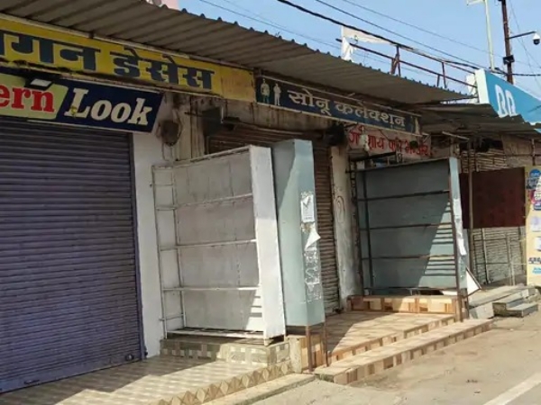 जीएसटी विभाग की कार्रवाई के विराेध में व्यवसायिक प्रतिष्ठान बंद