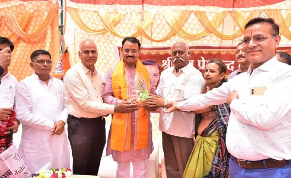 ओएसडी कुंजीलाल स्वामी के निवास पर पहुंचे उप मुख्यमंत्री प्रेमचंद बैरवा