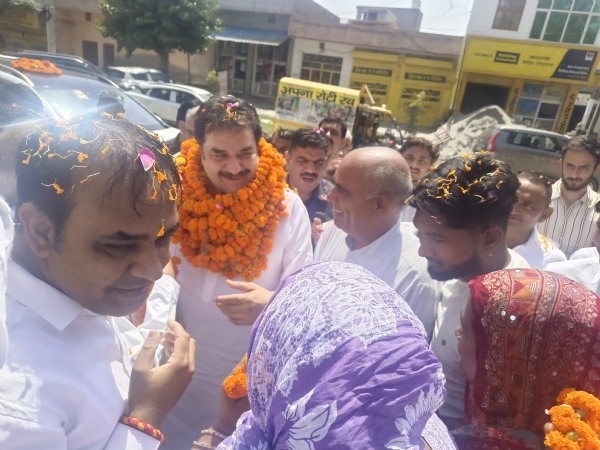 कार्यकर्ताओं से मिलते हुए कुलदीप बिश्रोई।