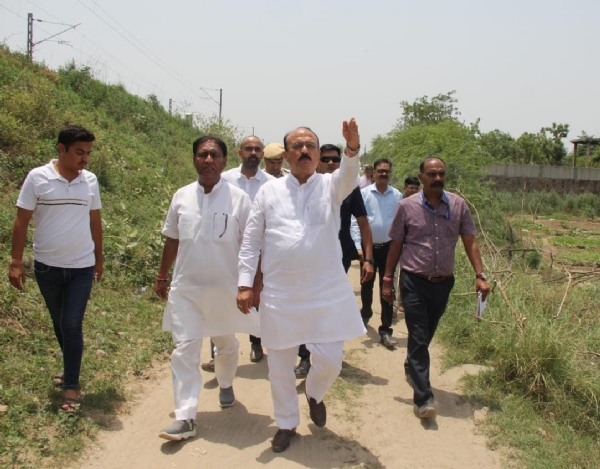नरेला विधानसभा क्षेत्र का सोमवार को दौरा करते शिक्षा मंत्री आशीष सूद