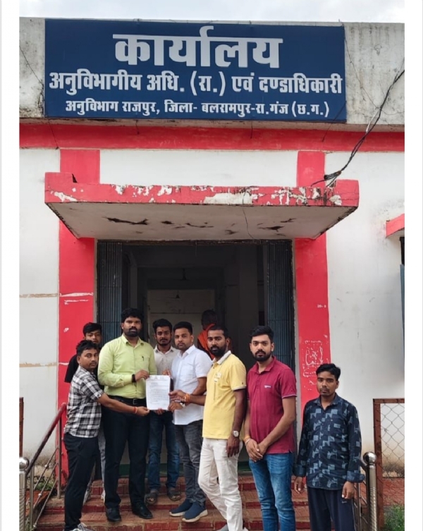 घटिया सड़क निर्माण को लेकर पीएमजीएसवाई कार्यालय घेराव के लिए युवक कांग्रेस ने एसडीएम को सौंपा ज्ञापन