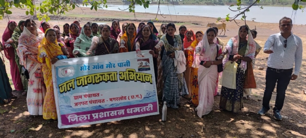 जल संरक्षण की शपथ लेते हुए ग्रामीण।