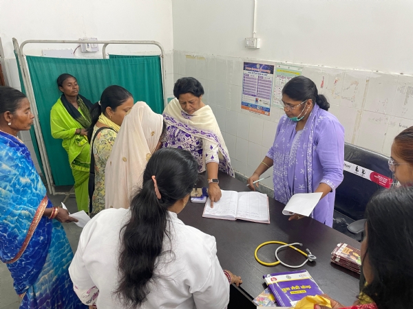 निरीक्षण करते अधिकारी निरीक्षण करते अधिकारी