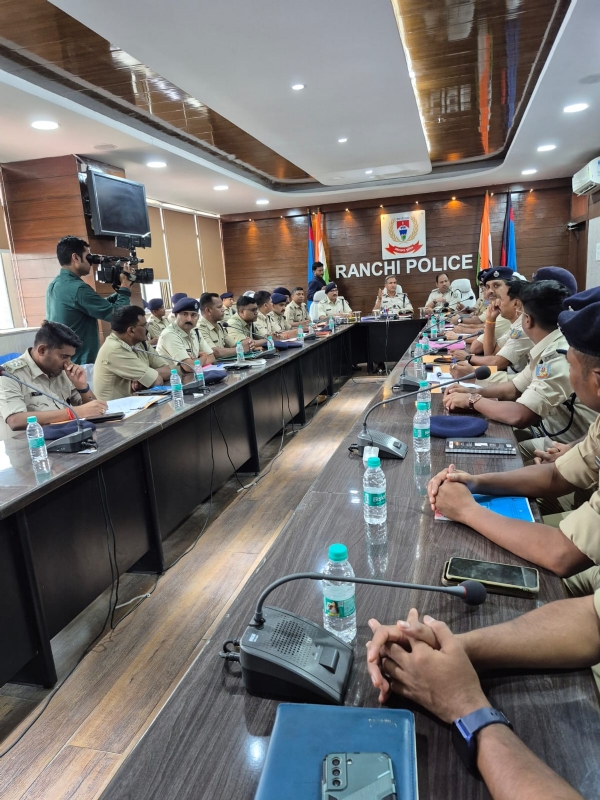 आईजी बैठक करते हुए