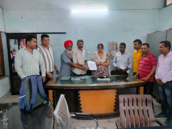 ज्ञापन देते हुए शिक्षक गण
