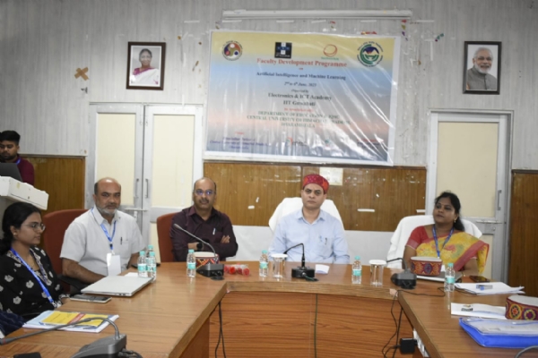 सीयू में शुरू हुए कार्यक्रम में मौजूद प्रतिभागी।