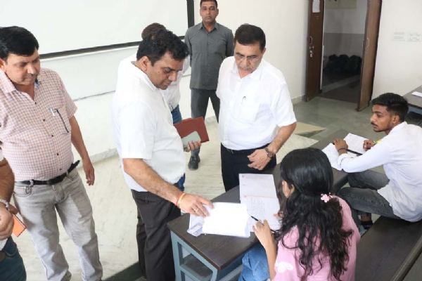 परीक्षार्थियों से बातचीत करते हुए वीसी।