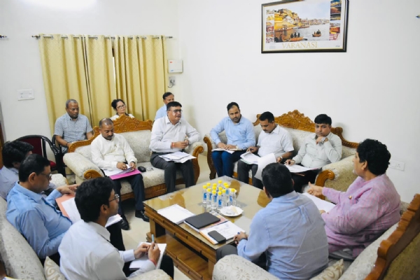 अधिकारियों के साथ बैठक करते कैबिनेट मंत्री