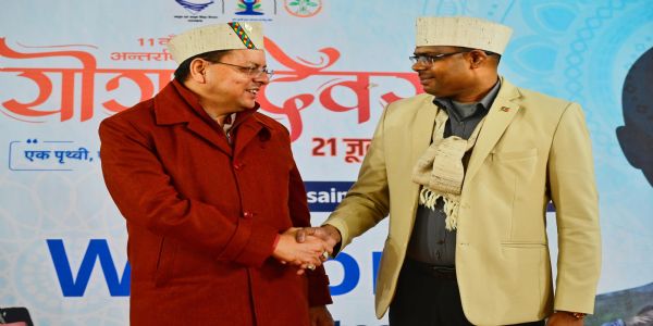 मुख्यमंत्री पुष्कर सिंह धामी भराड़ीसैंण में विदेशी मेहमानों का स्वागत करते।