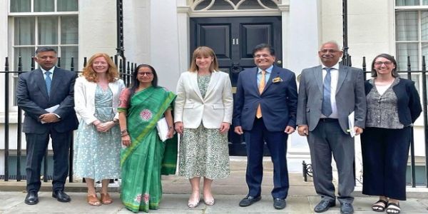 ब्रिटेन यात्रा के दौरान शीर्ष ब्रिटिश अधिकारियों के साथ पीयूष गोयल