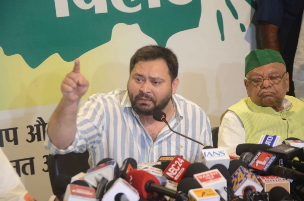 राजद नेता तेजस्वी यादव संवाददाता सम्मेलन को संबोधित करते