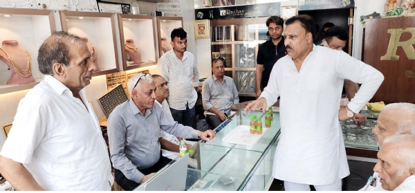 हरियाणा प्रदेश व्यापार मंडल के प्रांतीय अध्यक्ष बजरंग गर्ग पीड़ित व्यापारी से मिलते हुए।