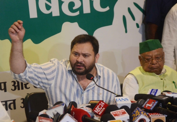 राजद नेता तेजस्वी यादव संवाददाता सम्मेलन को संबोधित करते