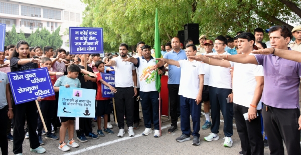 एडीसी सतबीर मान व एसडीएम अमित गुलिया योग मैराथन को हरी झंडी दिखाते हुए