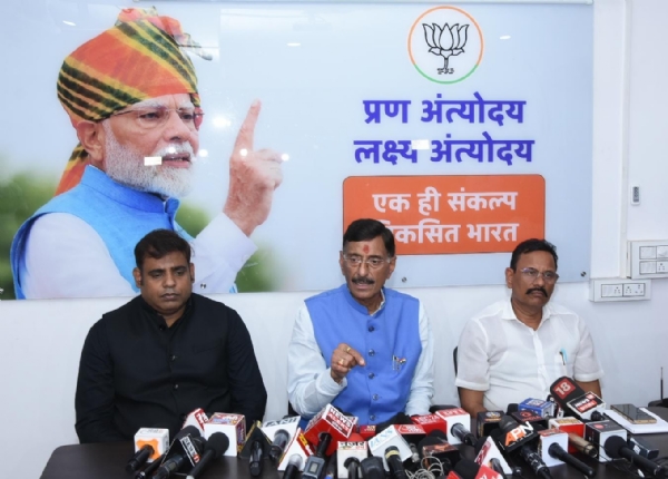 प्रेस कॉन्फ्रेंस करते संजय सेठ प्रेस कॉन्फ्रेंस करते संजय सेठ