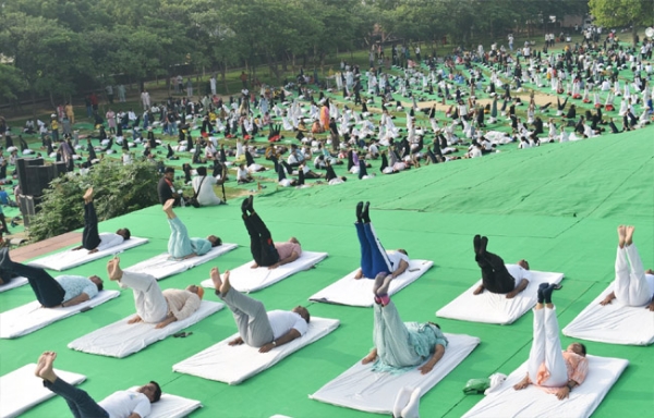 सोनीपत: 11वां अंतर्राष्ट्रीय योग दिवस के लिए ऐतिहासिक खिज्र मकबरा पर पायलट रिहर्सल करते हुए सोनीपत: 11वां अंतर्राष्ट्रीय योग दिवस के लिए ऐतिहासिक खिज्र मकबरा पर पायलट रिहर्सल करते हुए