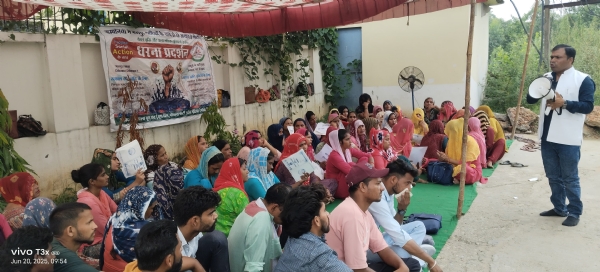 झबरेड़ा में पीपल्स सोशल एक्शन के बैनर तले प्रदर्शन करते मजदूर और समर्थन में जुटे सामाजिक कार्यकर्ता। झबरेड़ा में पीपल्स सोशल एक्शन के बैनर तले प्रदर्शन करते मजदूर और समर्थन में जुटे सामाजिक कार्यकर्ता।