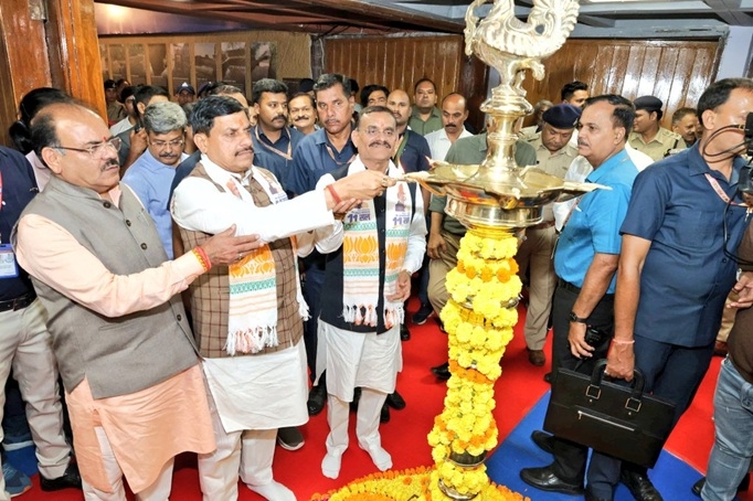 मुख्‍यमंत्री यादव के साथ भाजपा प्रदेश अध्‍यक्ष एवं सांसद विष्‍णुदत्‍त शर्मा, प्रदेश महामंत्री भाजपा एवं विधायक भोपाल दक्षिण-पश्चिम विधानसभा भगवानदास सबनानी ने सबसे पहले दीप प्रज्‍वलित कर कार्यक्रम का शुभारंभ किया