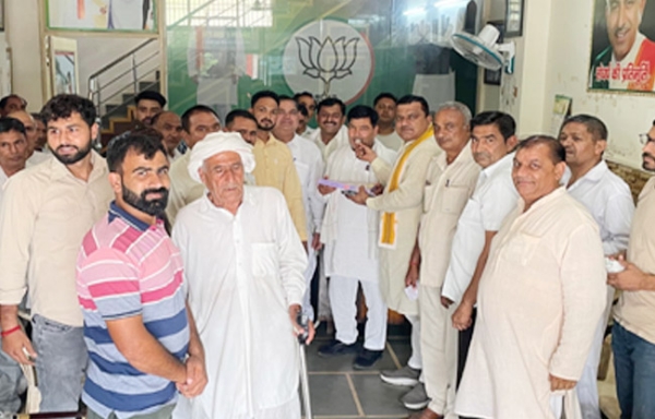 सोनीपत: नव-निर्वाचित सरपंच राजबीर मलिक का स्वागत करते सोनीपत: नव-निर्वाचित सरपंच राजबीर मलिक का स्वागत करते