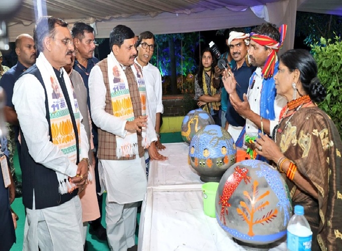 सदानीरा में सीएम मोहन यादव एवं अन्‍य जल संरक्षण कलाकारों से बात करते हुए