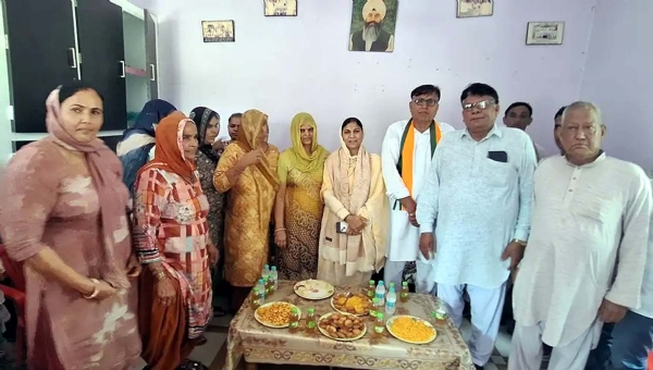 भैणी बादशाहपुर में डॉ. आशा खेदड़ का स्वागत करते भाजपा नेता सुभाष जांगड़ा व अन्य। भैणी बादशाहपुर में डॉ. आशा खेदड़ का स्वागत करते भाजपा नेता सुभाष जांगड़ा व अन्य।