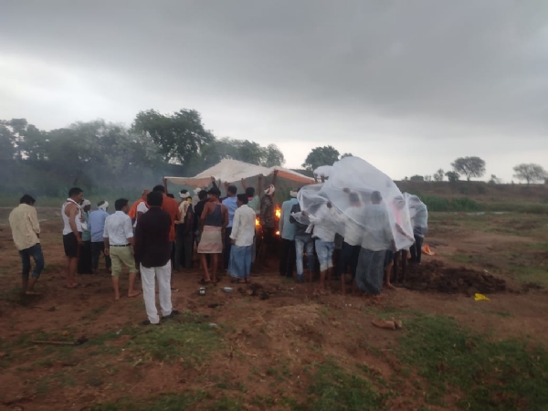 विकास की रफ्तार : बारिश में पॉलीथिन लगाकर किया अंतिम संस्कार विकास की रफ्तार : बारिश में पॉलीथिन लगाकर किया अंतिम संस्कार