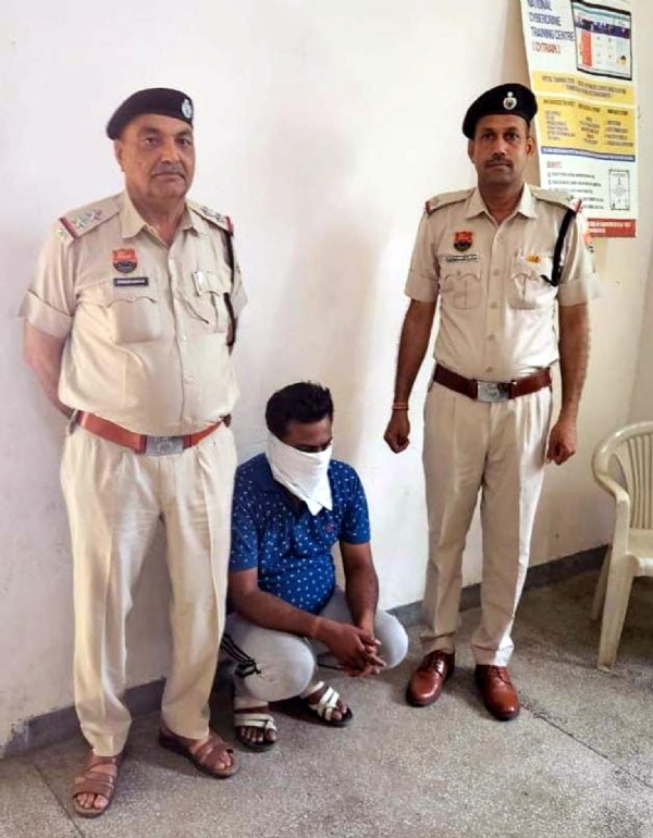 फतेहाबाद। पुलिस गिरफ्त में ठगी का आरोपी युवक।