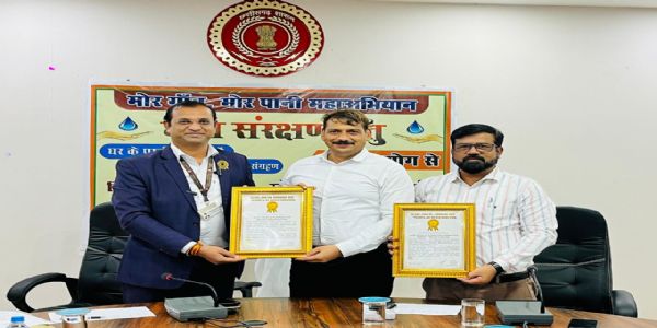 एशिया प्रमुख  मनीष विश्नोई प्रोविजनल वर्ल्ड रिकॉर्ड प्रमाण पत्र सौंपते हुए
