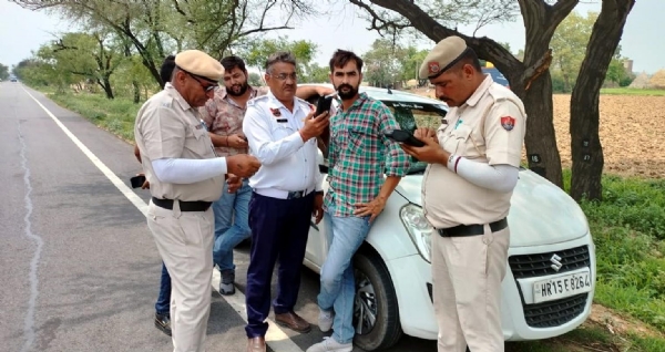 फतेहाबाद। नाकाबंदी के दौरान वाहनों की जांच करते पुलिस कर्मचारी। फतेहाबाद। नाकाबंदी के दौरान वाहनों की जांच करते पुलिस कर्मचारी।