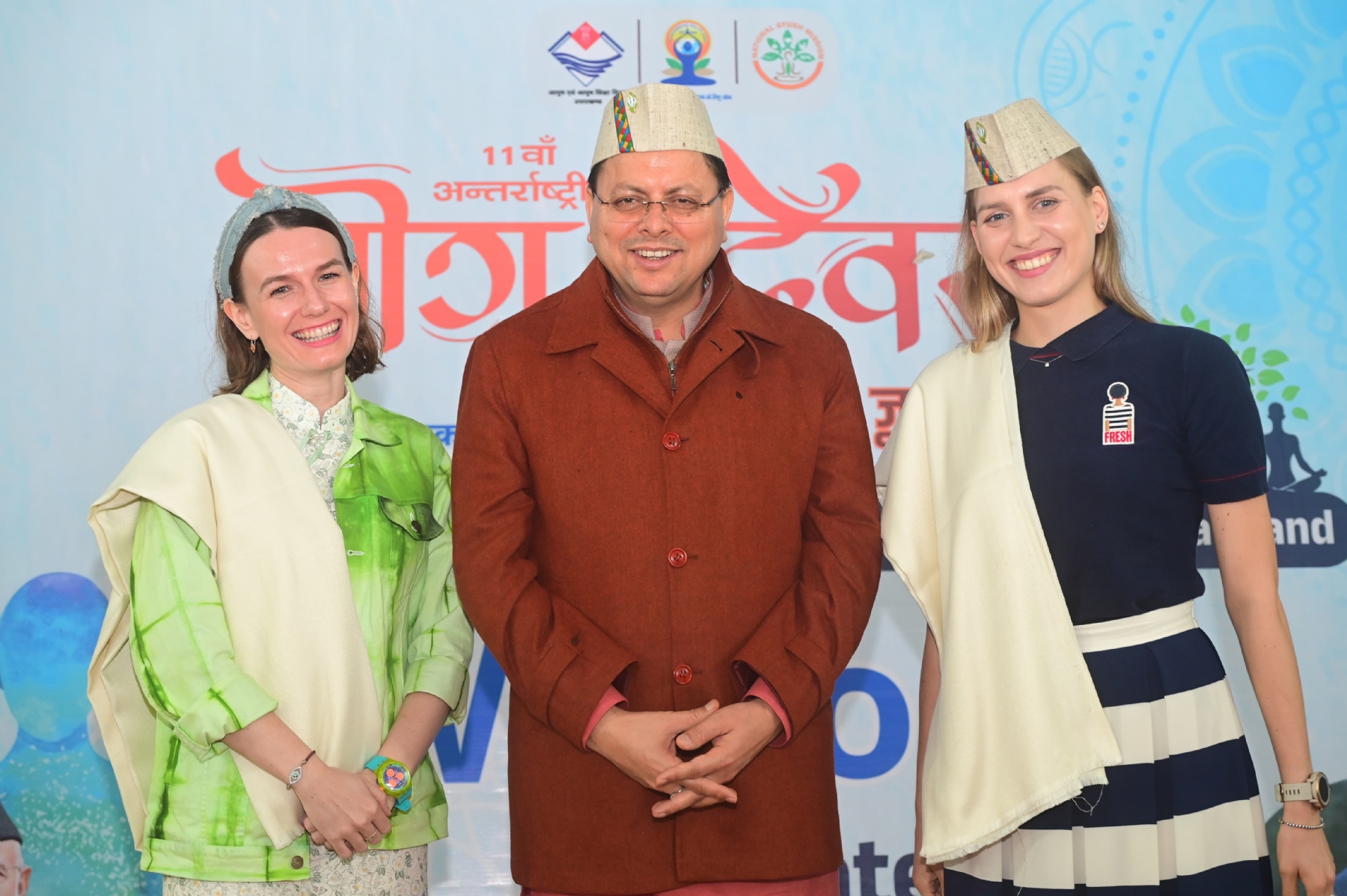 मुख्यमंत्री पुष्कर सिंह धामी भराड़ीसैंण में विदेशी मेहमानों का स्वागत करते।