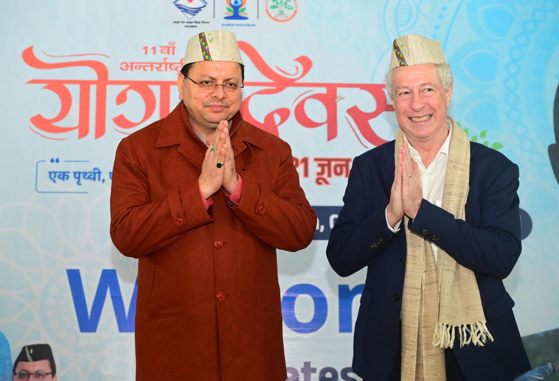 मुख्यमंत्री पुष्कर सिंह धामी भराड़ीसैंण में विदेशी मेहमानों का स्वागत करते।