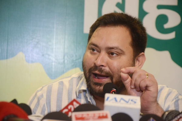 राजद नेता तेजस्वी यादव संवाददाता सम्मेलन को संबोधित करते