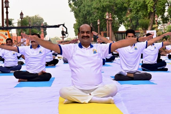 अंतरराष्ट्रीय योग दिवस के अवसर पर शनिवार को लोकसभा अध्यक्ष ओम बिरला संसद परिसर में योग करते हुए