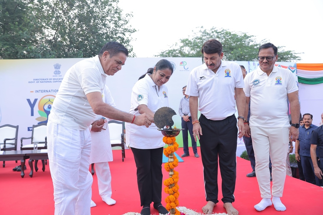 अंतरराष्ट्रीय योग दिवस पर दिल्ली में आयोजित कार्यक्रम के यह दोनों फोटो मुख्यमंत्री रेखा गुप्ता ने एक्स पर साझा किए हैं।