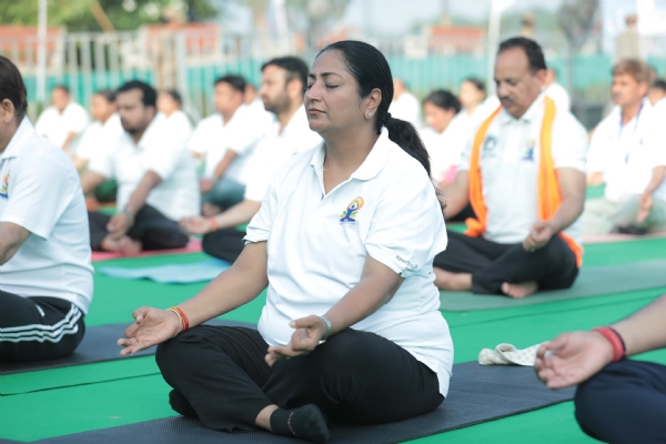 अंतरराष्ट्रीय योग दिवस पर सोनिया विहार में यमुना नदी के तट पर योग करती मुख्यमंत्री रेखा गुप्ता
