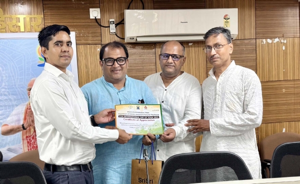 आर्ट ऑफ लिविंग के पदाधिकारियों को सम्मानित करते नगराधीश हरिराम।