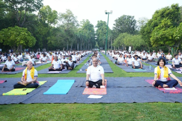 अंतरराष्ट्रीय योग दिवस के अवसर पर नई दिल्ली स्थित लोधी गार्डन में आयोजित योग सत्र में भाग लेते दिल्ली विधानसभा अध्यक्ष विजेंद्र गुप्ता