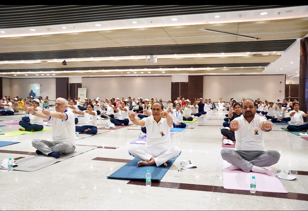 योग करते हुए शिवराज सिंह चौहान