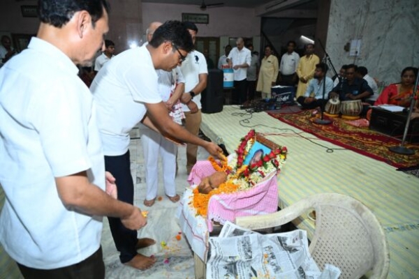 ओपी चौधरी स्वर्गीय वेदमणि सिंह ठाकुर को श्रंद्धाजलि देते हुए ओपी चौधरी स्वर्गीय वेदमणि सिंह ठाकुर को श्रंद्धाजलि देते हुए