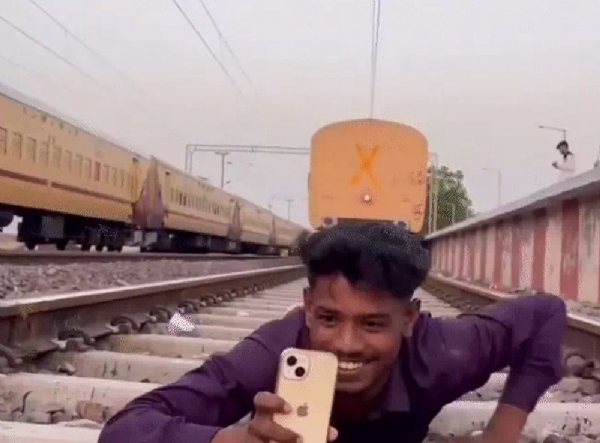 रेलवे पटरी पर सोकर अपने ऊपर से रेल गुजरने की रील बनाकर इंस्टाग्राम पर अपलोड, पुलिस ने हिरासत में लिया