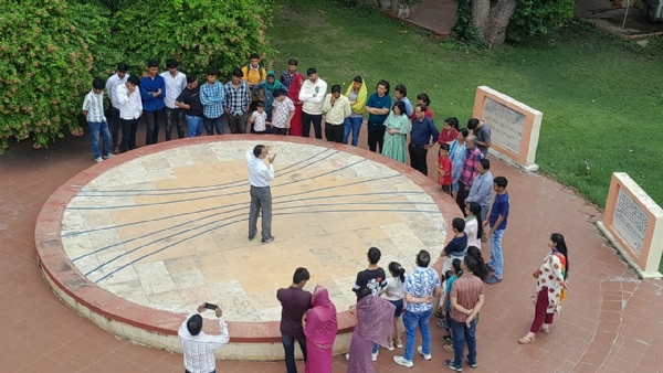 उज्जैन: स्थानीय समय होते ही परछाई ने साथ छोड़ दिया।