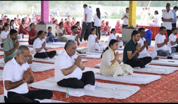 योग करते हुए कृष्ण लाल पंवार