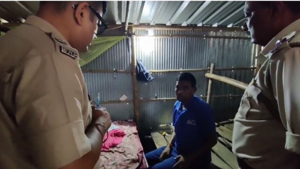 आरोपित से पूछताछ करती पुलिस के अधिकारी आरोपित से पूछताछ करती पुलिस के अधिकारी