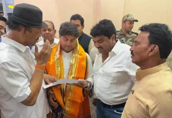 सिंधिया को ज्ञापन सौंपते हुए पूर्व विधायक गुप्ता