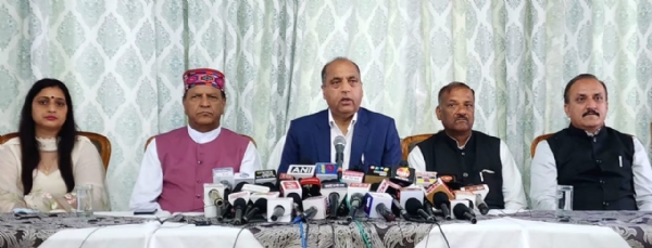 जयराम ठाकुर प्रेस वार्ता करते हुए