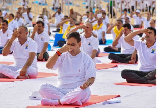 मन व शरीर,विचार व कर्म,संयम व उपलब्धि की एकता है योग : मुख्यमंत्री भजनलाल शर्मा